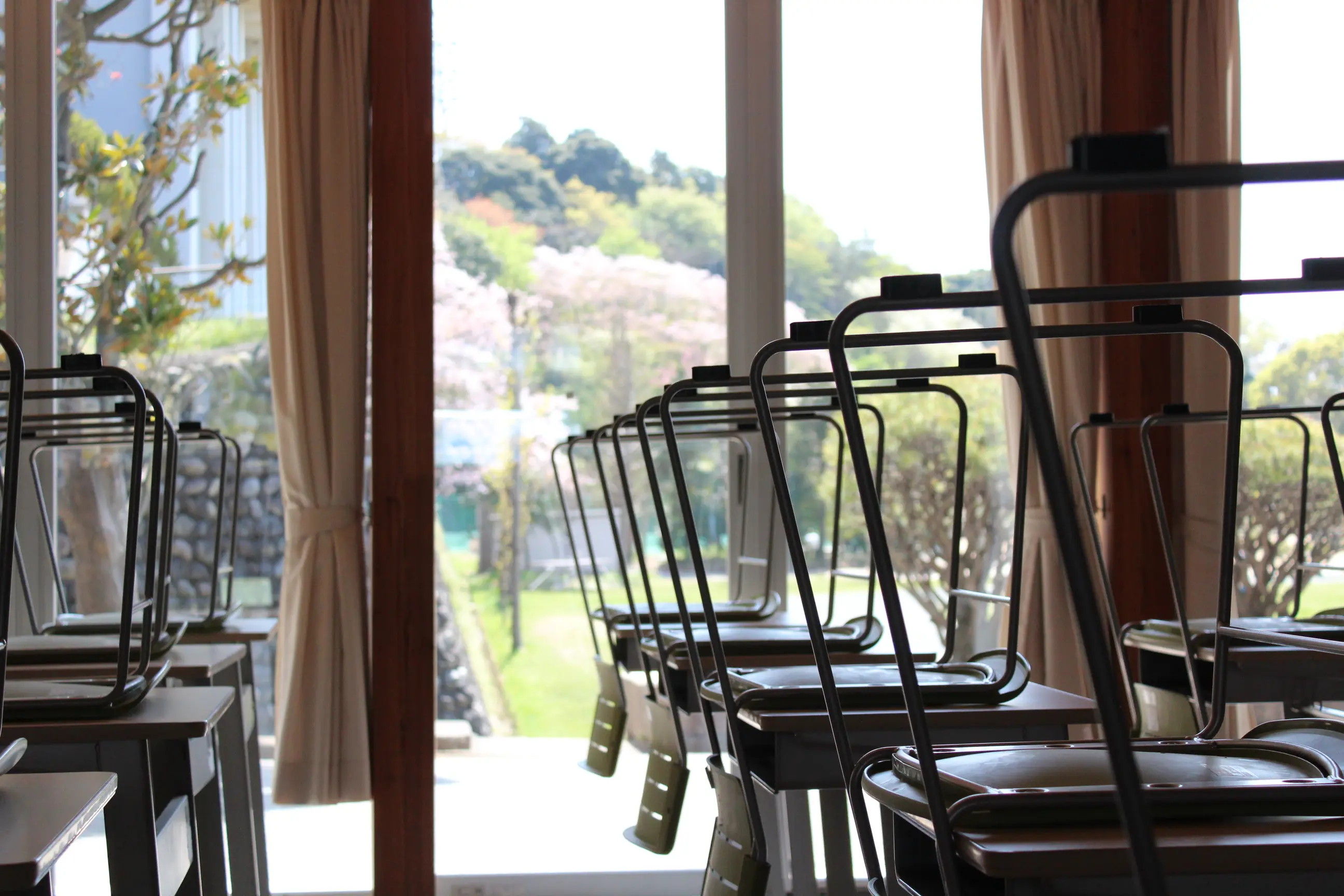 椅子がきれいに並べられた教室の写真