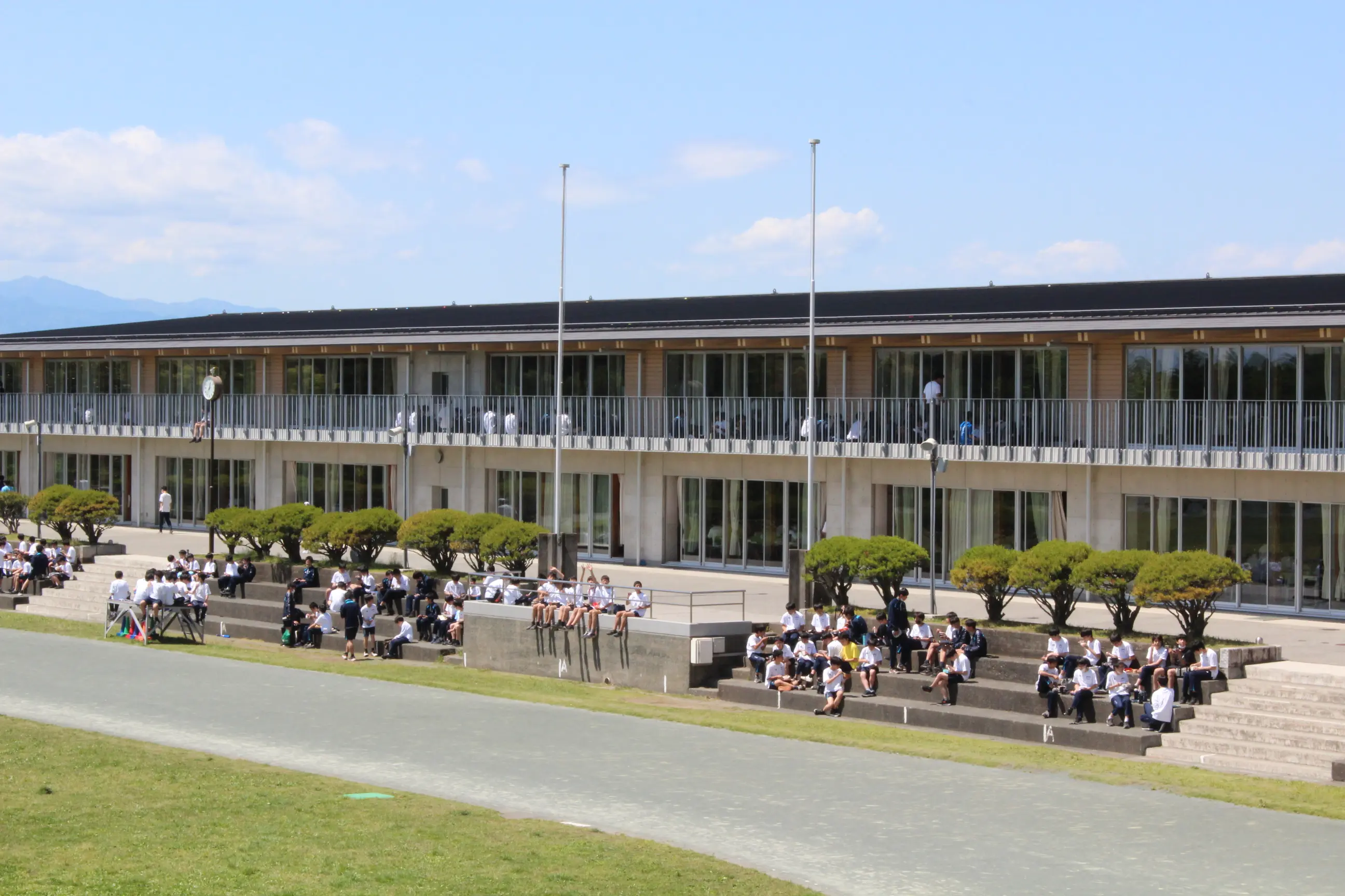 昼ごはんを食べる生徒たちの写真