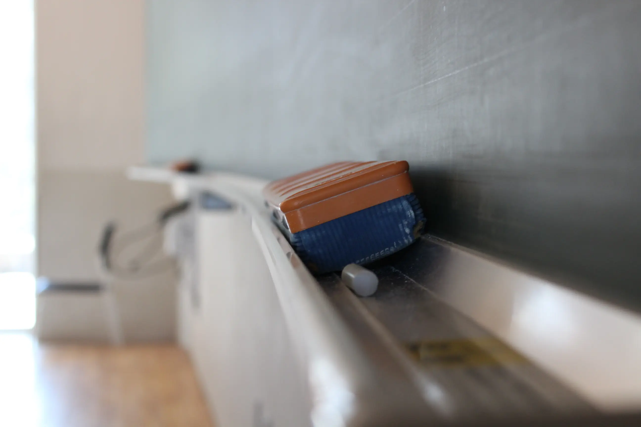 教室の黒板と黒板消しの写真